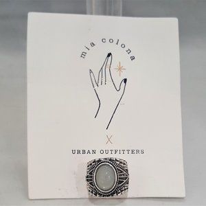 URBAN OUTFITTERS MIA COLONA SILVER GREY RING